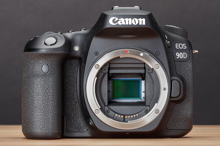 دوربین دیجیتال کانن مدل 90D همراه با لنز Canon EOS 90D EF-S 18-135mm IS USM